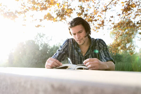 Young Man Outdoors Sitting Table Looking Reading Book — Stock Photo, Image