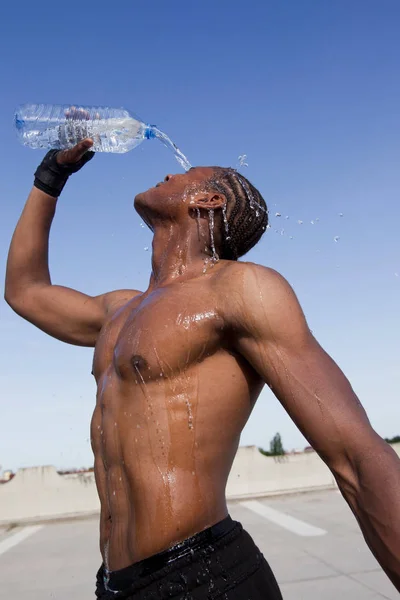 Atleta Vertiendo Agua Sobre Mismo — Foto de Stock