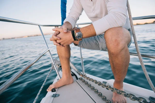 Mann Genießt Aussicht Auf Segelboot San Diego Bay Kalifornien Vereinigte — Stockfoto