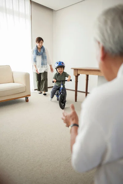 Pojken Att Lära Sig Rida Cykel — Stockfoto