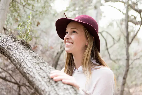 Giovane Donna Godendo Natura Sorridente — Foto Stock