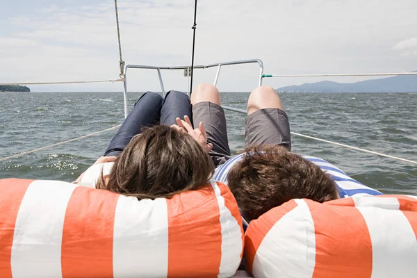 Çift Rahatlatıcı Bir Tekne Üzerinde — Stok fotoğraf