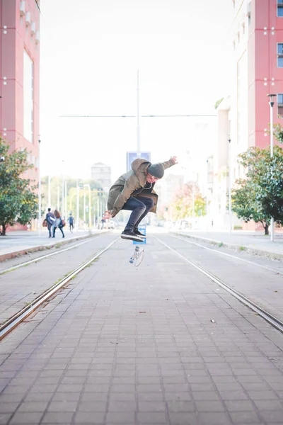 Giovane Skateboarder Maschile Che Skateboard Salto Tram — Foto Stock