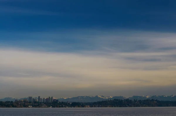 Ciudad de Seattle skyline en el agua — Foto de Stock