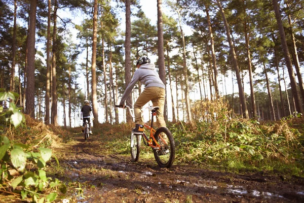 Twin Brothers Racing Bmx Bikes Muddy Forest — Stock Photo, Image