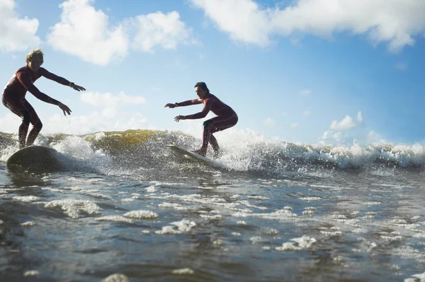 Deux Surfeurs Chevauchant Vague — Photo