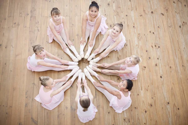 Giovani ballerine in formazione circolare — Foto Stock