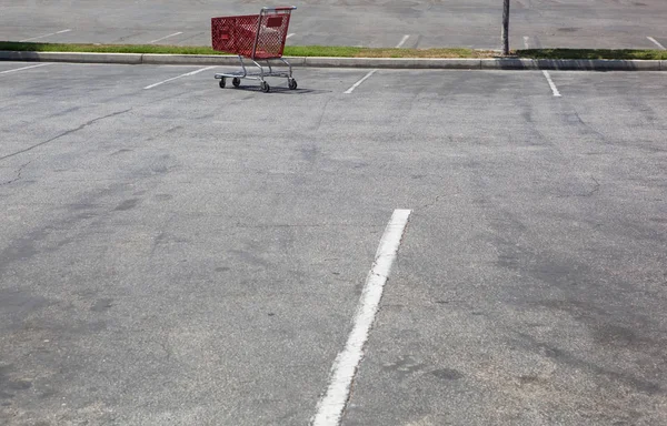 Parking z samotnych wózek na zakupy — Zdjęcie stockowe