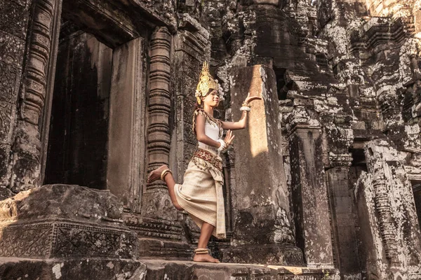 Γυναίκα Apsara Dancer Στέκεται Στο Ένα Πόδι Bayon Temple Angkor — Φωτογραφία Αρχείου