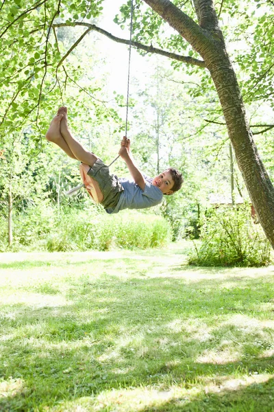 Jongen Swingend Van Boom Buiten — Stockfoto