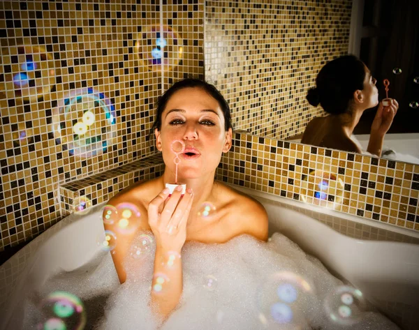 Femme Dans Bain Soufflant Des Bulles — Photo