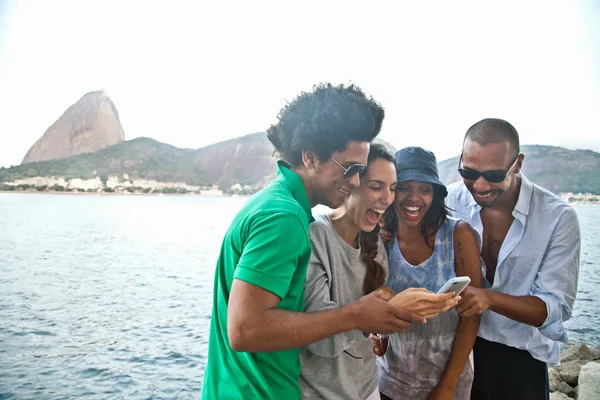 Cuatro Amigos Mirando Teléfono Inteligente Río Janeiro Brasil — Foto de Stock