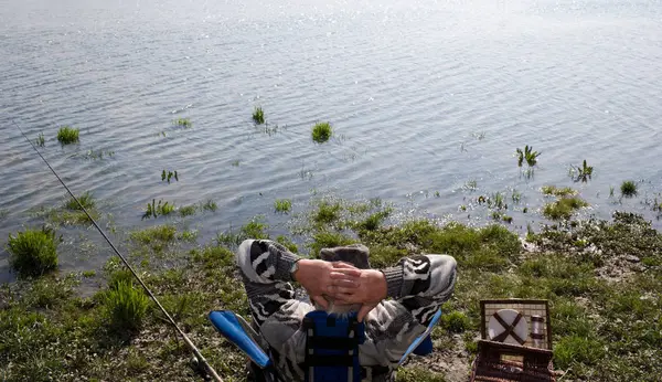 Bakifrån Äldre Man Fiske Floden — Stockfoto