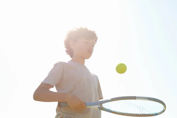 Chico Rebotando Pelota Raqueta Tenis —  Fotos de Stock