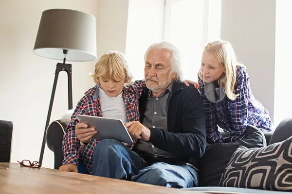 Abuelo Usando Tableta Digital Con Nietos —  Fotos de Stock