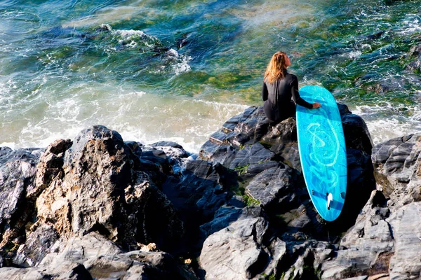 Kvinna Sitter Med Surfbräda — Stockfoto