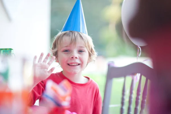 誕生日パーティーで手を振る若い男の子 — ストック写真