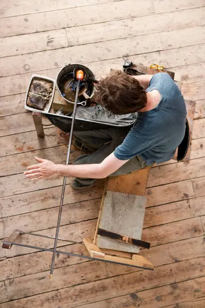 Glassblower Shaping Hot Glass — Stock Photo, Image