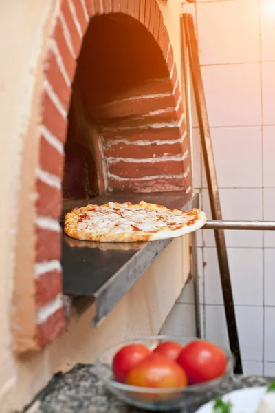 Pizza fırından çekerek — Stok fotoğraf