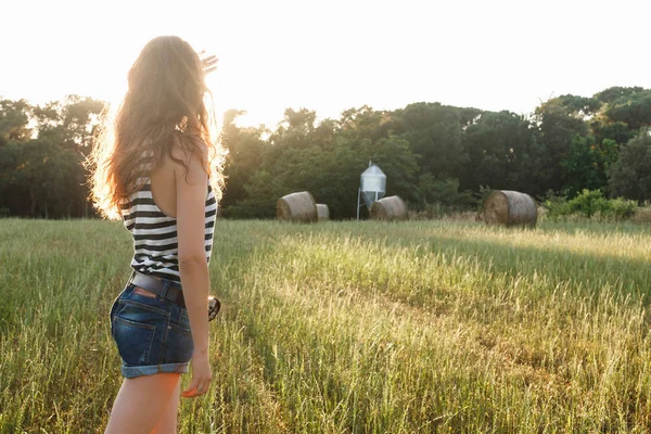 Woman Standing Grassy Field — Stock Photo, Image