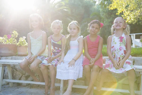 Retrato Cinco Niñas Sentadas Banco Del Jardín — Foto de Stock