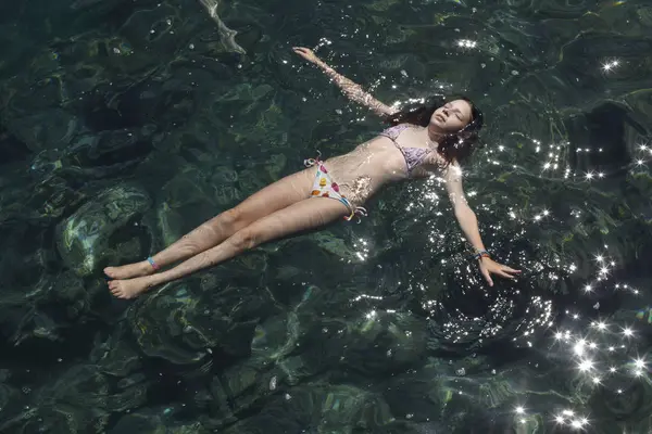 Girl Floating Eyes Closed Sea — Stock Photo, Image