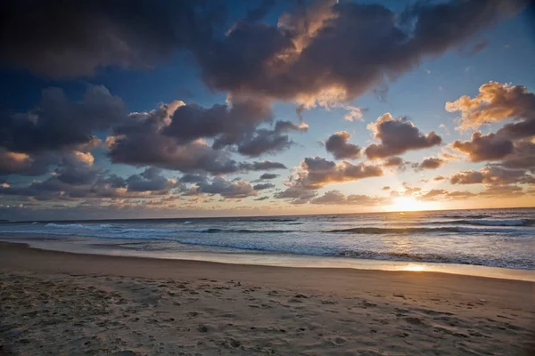 Sun setting over beach — Stok fotoğraf