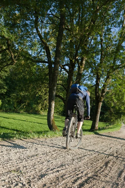 Homme Faisant Des Tours Avec Vélo Montagne — Photo