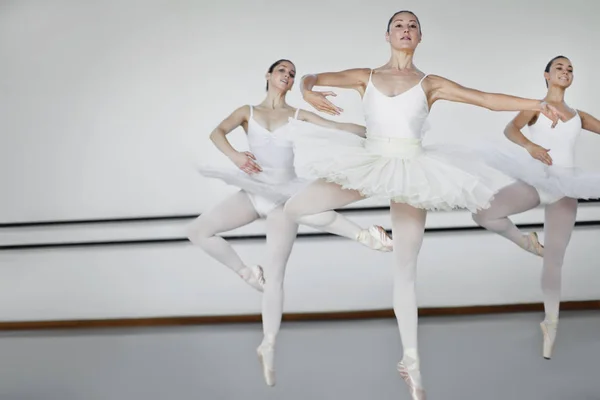Bale Kostümlü Kadınlar Dans Ediyor — Stok fotoğraf