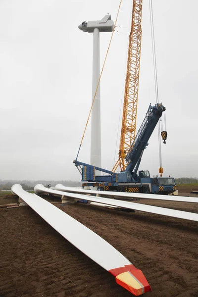 Turbina Eólica Sendo Precisão Erguida Com Guindaste Construção — Fotografia de Stock