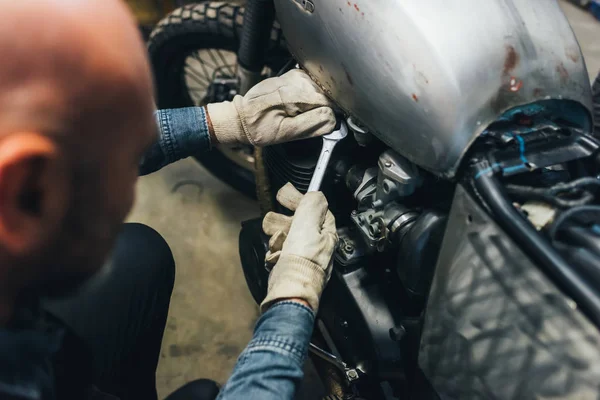 Maduro Homem Trabalhando Motocicleta Garagem — Fotografia de Stock