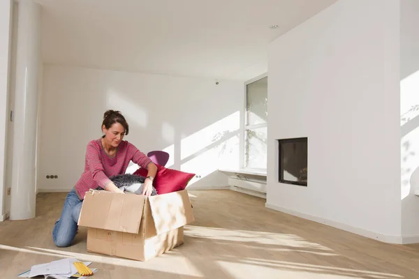 Mujer Desempacando Caja Cartón Habitación Vacía —  Fotos de Stock