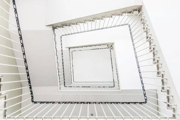 Weiße Quadratische Treppe Ansicht Von Unten — Stockfoto