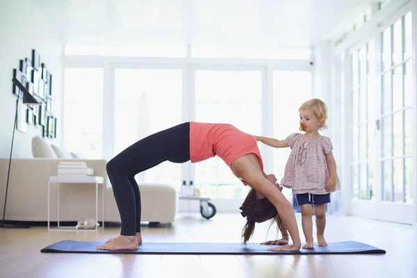 Orta Yetişkin Anne Meraklı Yürümeye Başlayan Kızı Ile Yoga Pratik — Stok fotoğraf