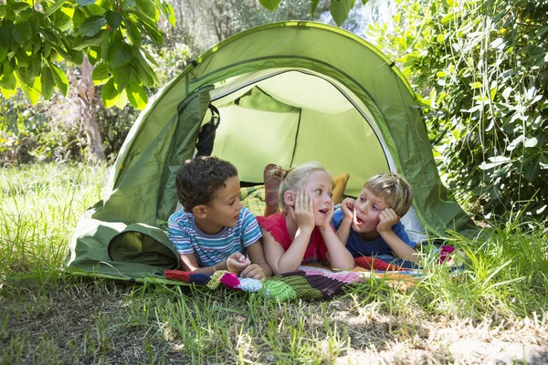 Tres Niños Charlando Tienda Del Jardín — Foto de Stock