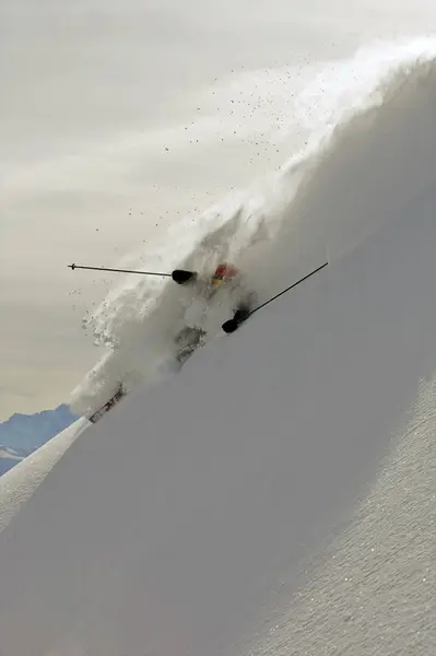 深い雪の中でスキーヤーのターニング — ストック写真