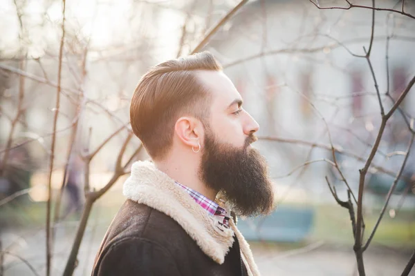 Jeune Homme Barbu Dans Parc — Photo