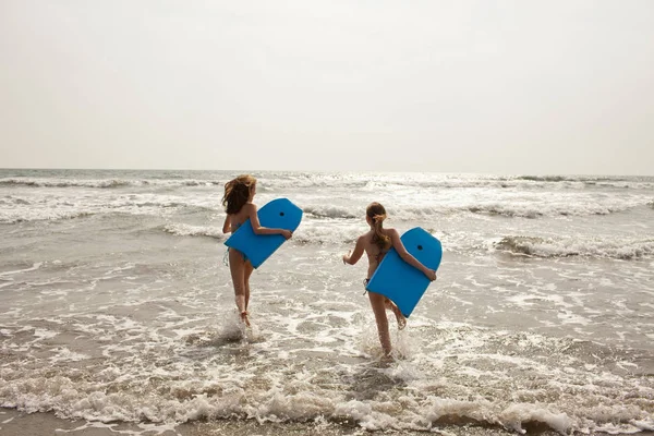 Κορίτσια Που Κουβαλάνε Σανίδες Κύματα — Φωτογραφία Αρχείου