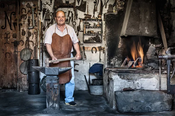 意大利撒丁岛卡利亚里传统作坊中高级男铁匠的肖像 — 图库照片