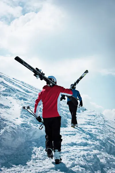 Blick Von Hinten Auf Skifahrer Die Den Schneebedeckten Berghang Erklimmen — Stockfoto