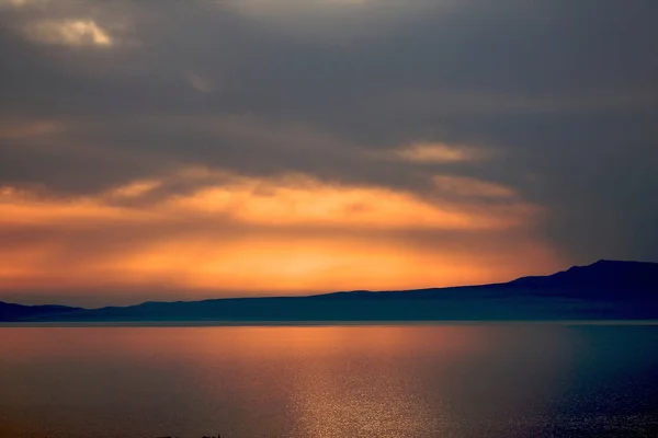 Golden Sunset Light Cloudy Sky Sea Mountains — Stock Photo, Image