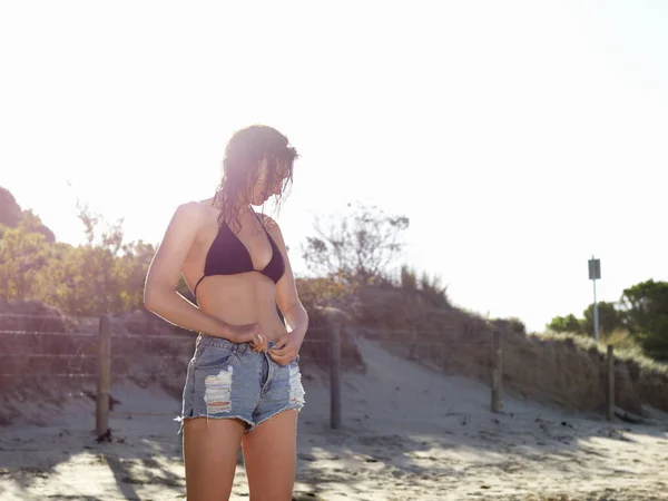 Mujer Quitándose Pantalones Cortos Playa Roadknight Victoria Australia — Foto de Stock