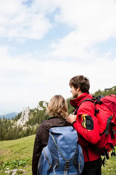 Paar Beobachtet Landschaft Den Bergen — Stockfoto