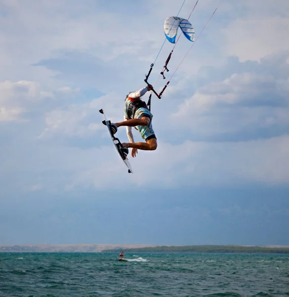 Kitesurfer Springt Die Luft Und Macht Trick — Stockfoto