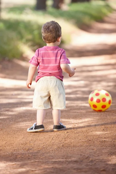 Νήπιο Αγόρι Μπάλα Χωματόδρομο — Φωτογραφία Αρχείου