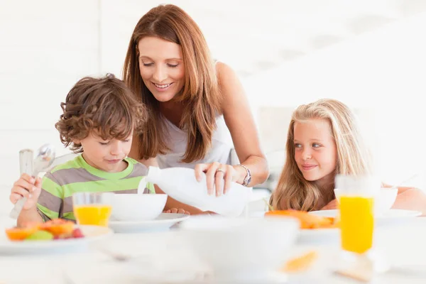 Madre Versando Latte Figlio — Foto Stock