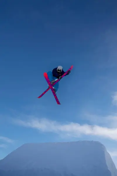 滑雪者横渡滑雪板在空气中 — 图库照片