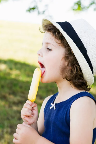 Menina Comendo Picolé Livre — Fotografia de Stock