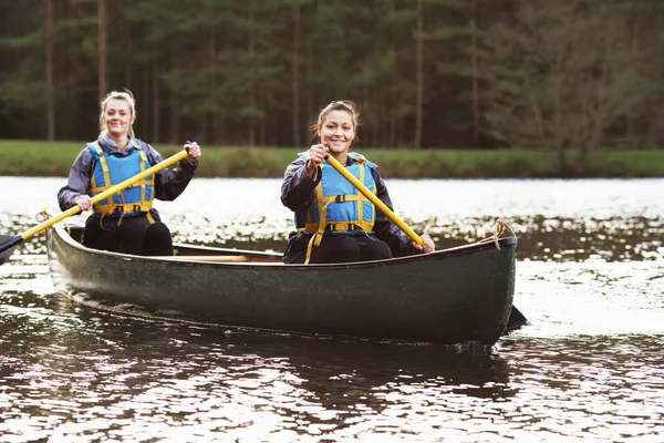 Mujeres Remando Canoa Lago Tranquilo — Foto de Stock