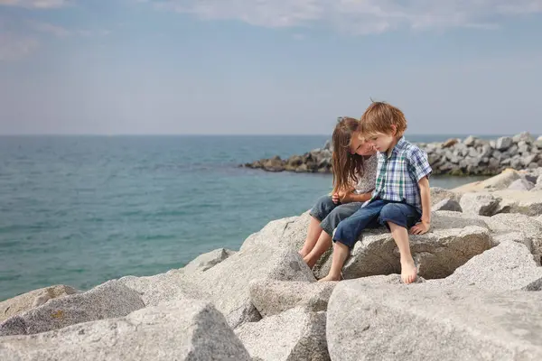Children Talking Rocks Beach — Stock Photo, Image